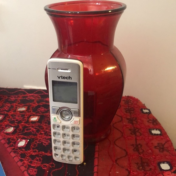 Holiday-ready red glass vase - Picture 3 of 3